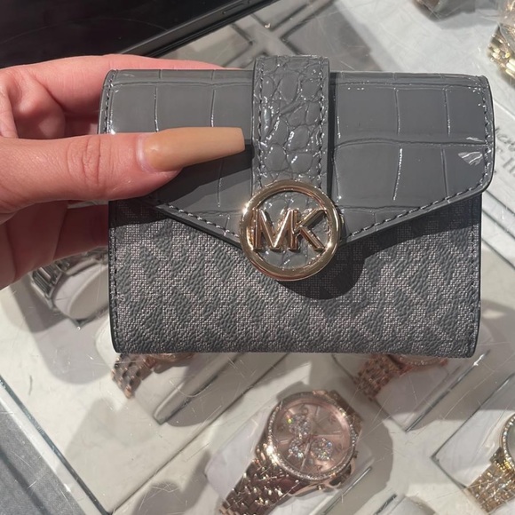 Michael Kors Carmen Wallet - Picture 2 of 6